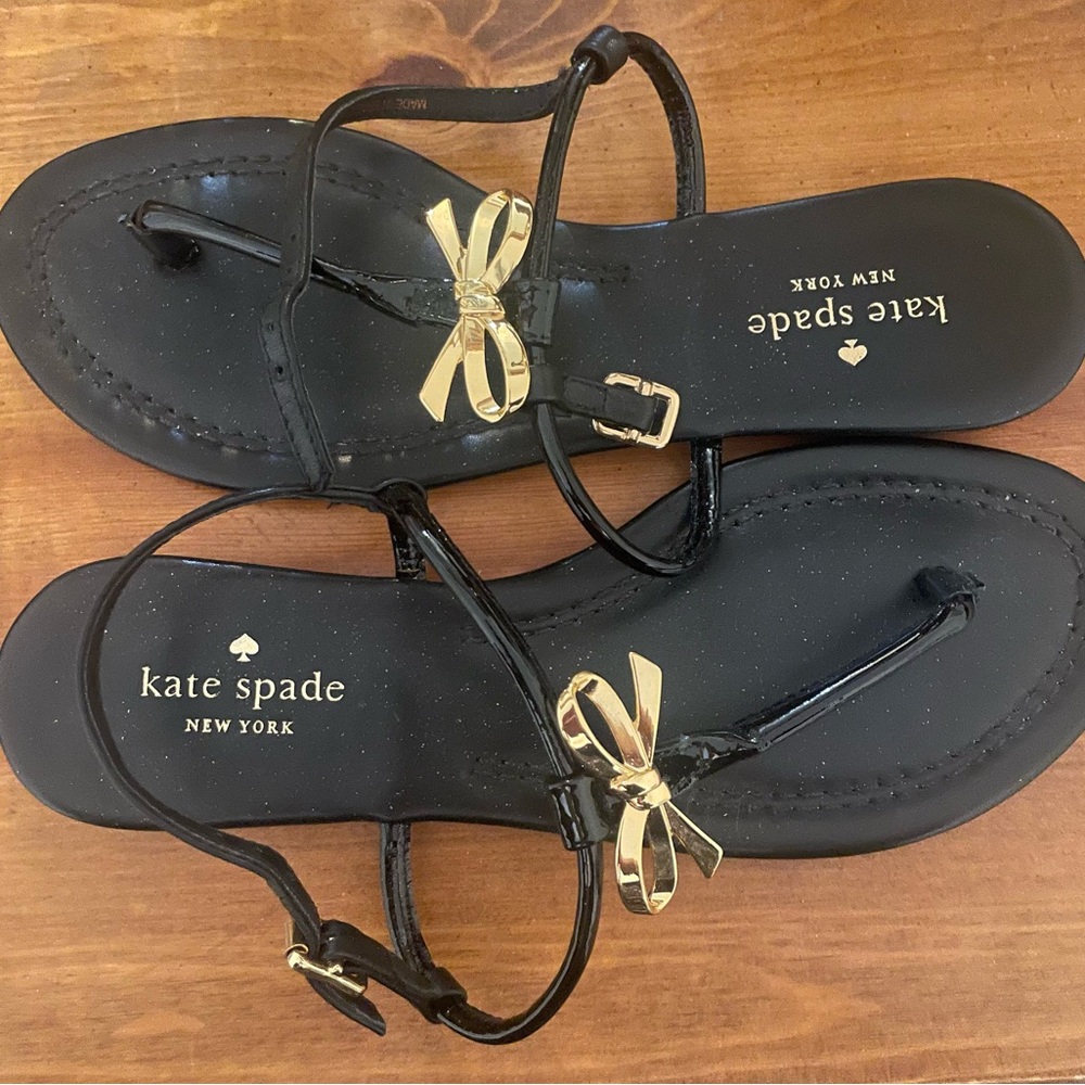 Kate Spade Preppy Black Patent leather Sandals with Gold Metal Bows Size 8 - Picture 10 of 16